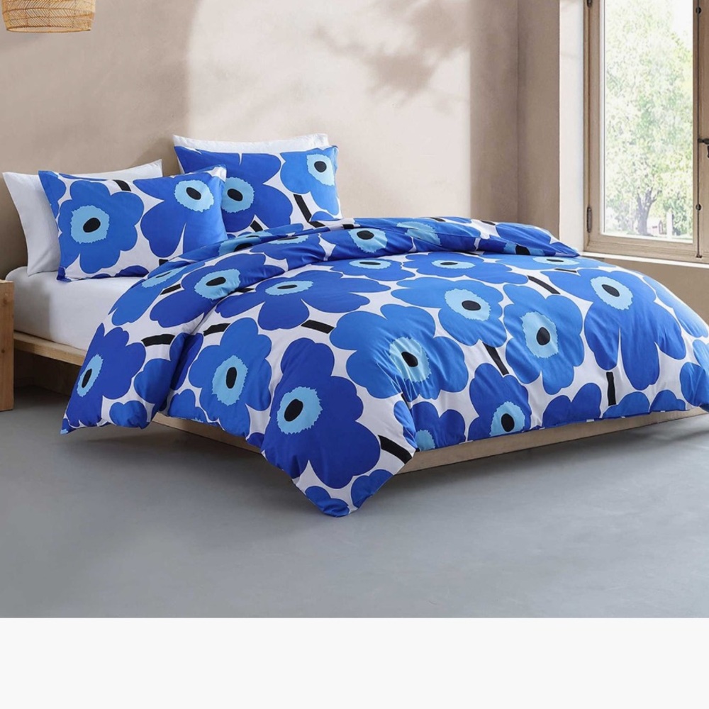 Brand new Marimekko queen comforter set and 2 shams- last set!